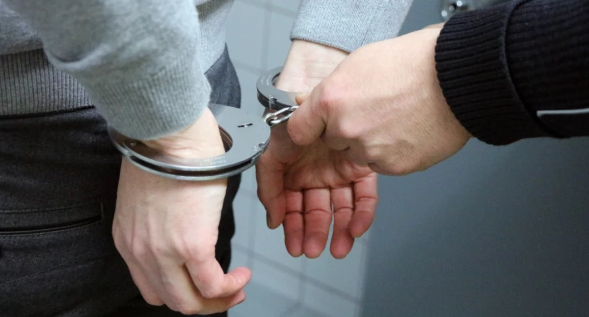 Akcja policji, Zatrzymany niesprawnym oświetleniem przyłapany kontrabandą grozi więzienia - zdjęcie, fotografia