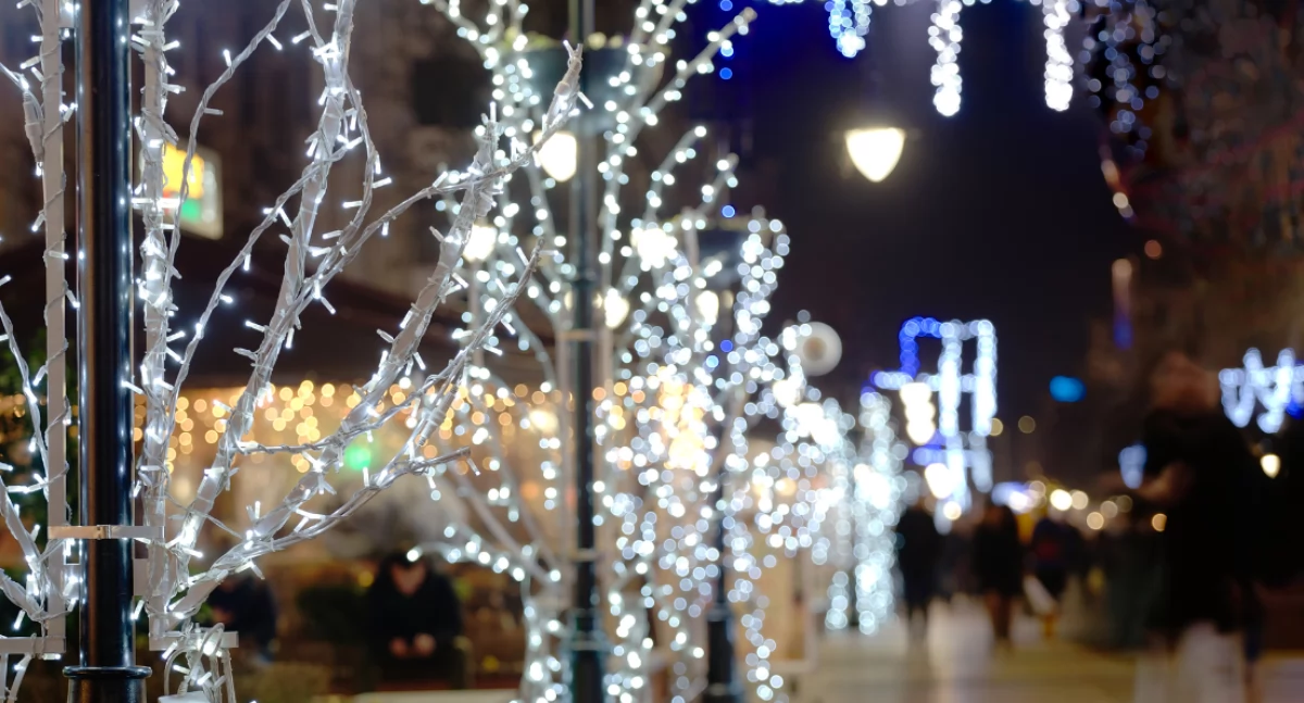Ulice i place, Świąteczne iluminacje Starych Bielanach magiczny spacer blasku świateł - zdjęcie, fotografia