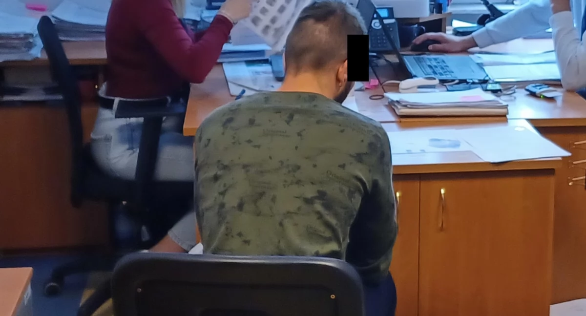 Akcja policji, Młotkiem wybił szybę zaczęło Włamanie Bielanach - zdjęcie, fotografia