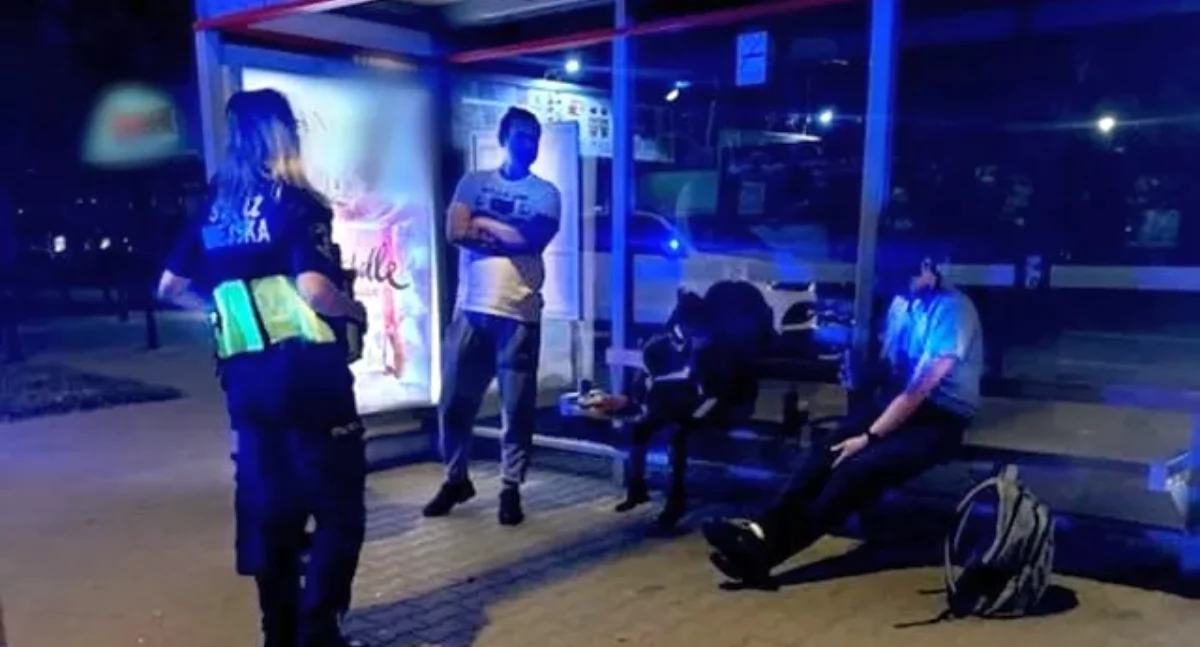 Akcja policji, Przykry widok córeczka przysypiała interwencja Bielanach - zdjęcie, fotografia