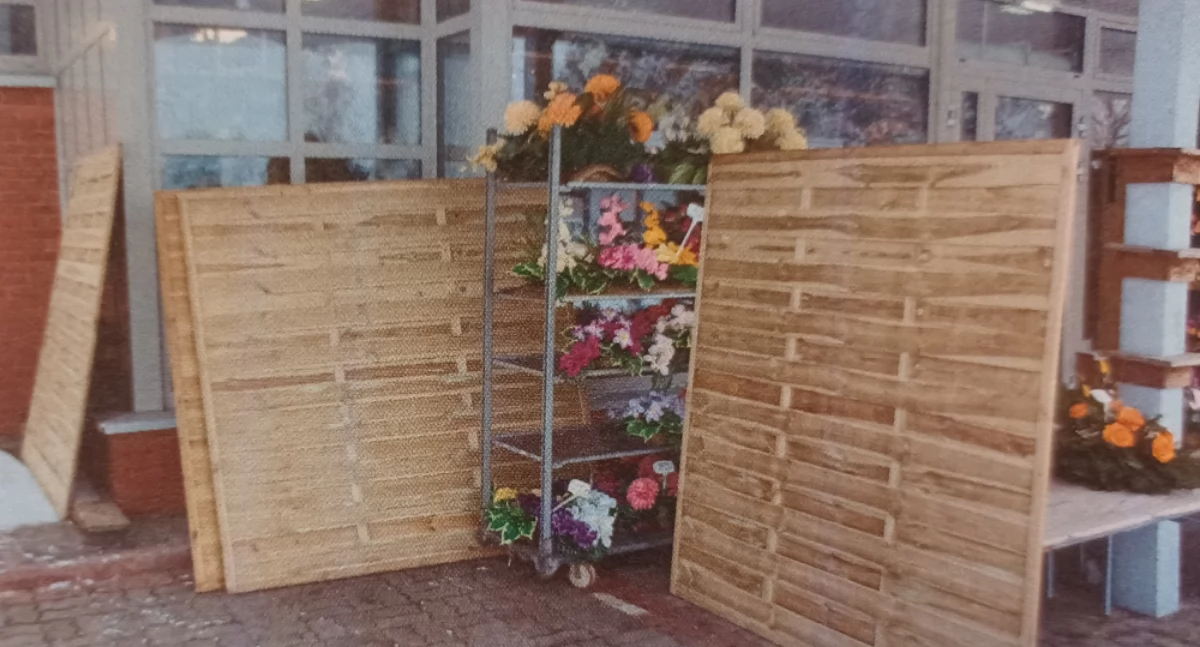 Akcja policji, UCIEKAŁ WIĄZANKAMI PLECACH! Akcja Bielanach - zdjęcie, fotografia