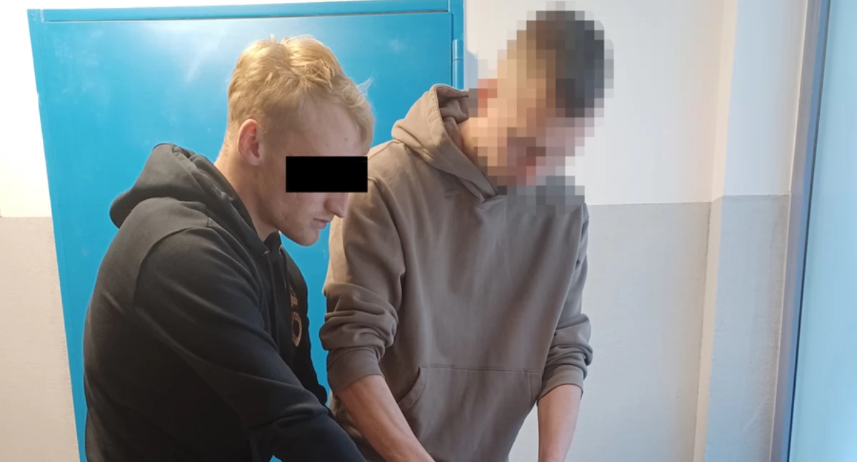 Akcja policji, ODBIERAK ZATRZYMANY PRZEZ POLICJANTÓW Interwencja Bielanach - zdjęcie, fotografia