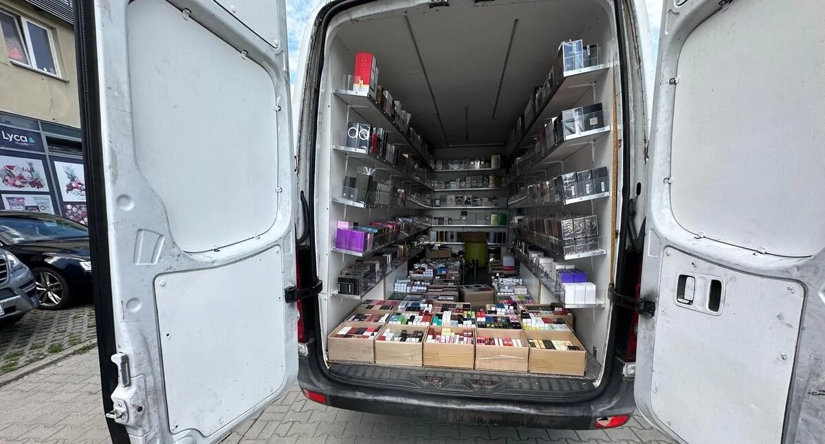 Akcja policji, TYSIĄCE PODRÓBEK PERFUM Akcja policjantów Bielanach - zdjęcie, fotografia