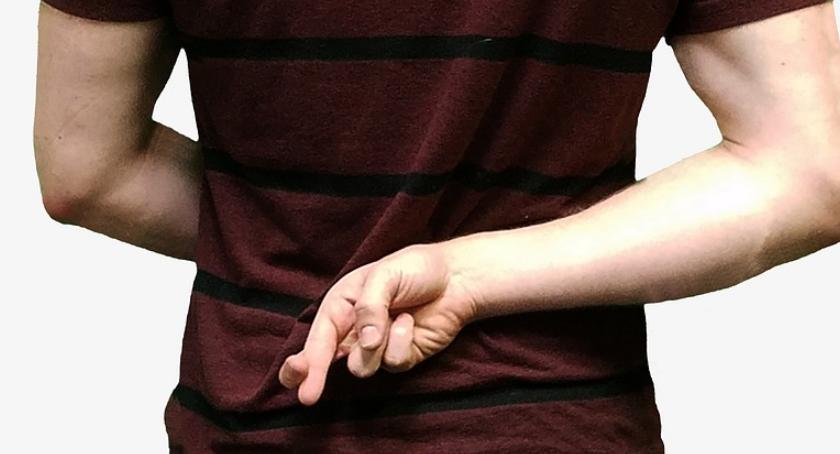 Warto być ostrożnym i nie wierzyć obcym na słowo. 