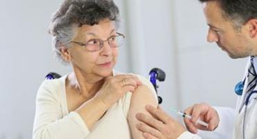 Bezpłatne szczepienia przeciwko grypie dla seniorów 65+. Lista przychodni na Bielanach biorących udział w akcji
