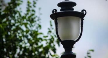 Podwórka na Bielanach doświetlone energooszczędnymi latarniami