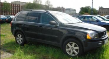 Rzucała kamieniami w auto