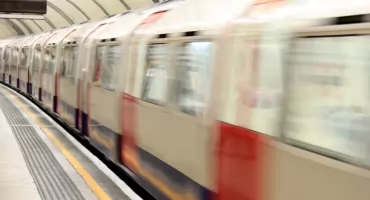 Poranny chaos w metrze na Bielanach: utrudnienia i ewakuacja
