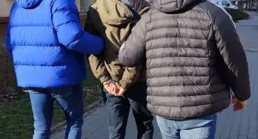 WŁAMYWACZ Z CMENTARZA już w rękach policji. Interwencja na Bielanach