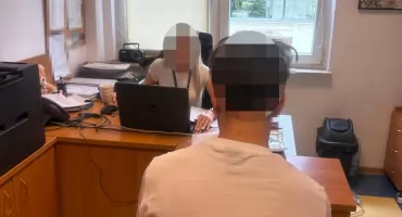 Rozbój na Bielanach. ZAATAKOWALI dostawcę, jedzenie zabrali!